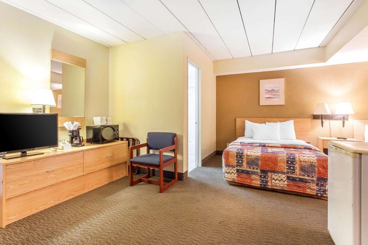 Rodeway Inn North Sandusky Exterior foto