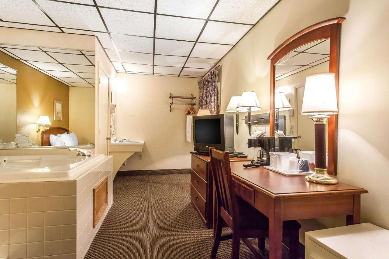 Rodeway Inn North Sandusky Exterior foto